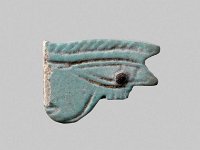 Aeg F 111  Aeg F 111, Dritte Zwischenzeit, Udjatauge, Hellblaue Fayence, L 1,7 cm, B 1,1 cm, H 0,3 cm : Bestandskatalog Ägypten, Museumsfoto: Claus Cordes